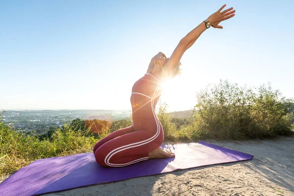Die Sonnenstrahlen Scheinen Als Eine Yoga Meisterin Auf Ihren Knien — Stockfoto