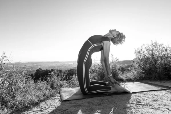 Schwarz Weiß Foto Wie Die Sonnenstrahlen Scheinen Als Eine Yoga — Stockfoto