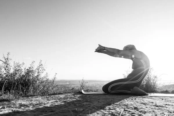 Černá Bílá Fotka Sluneční Paprsky Svítí Ženu Sedící Písku Natahuje — Stock fotografie