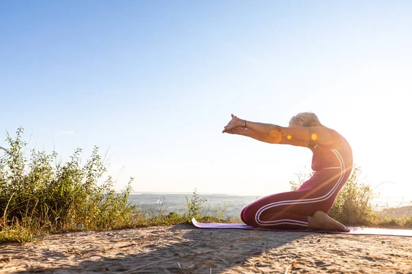 Raggi Del Sole Splendono Una Donna Seduta Sulla Sabbia Stende — Foto Stock