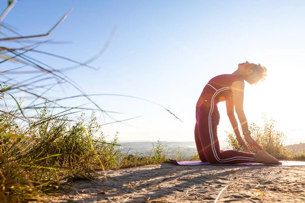 Mujer Mira Cielo Hace Yoga Deportivo Posición Camello Amanecer —  Fotos de Stock