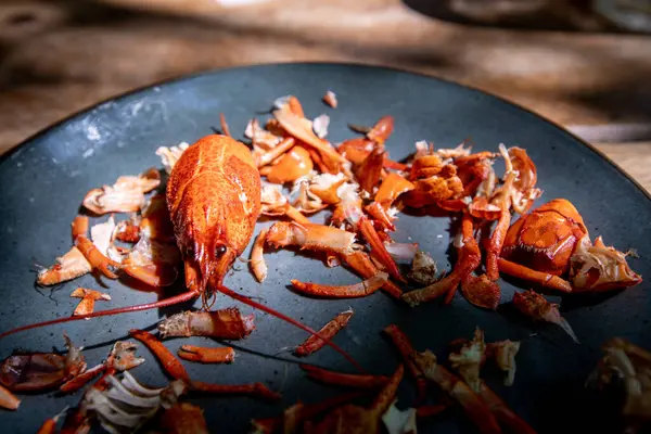 Kerevit parçaları. Birinin çoktan yediği yakın plan.