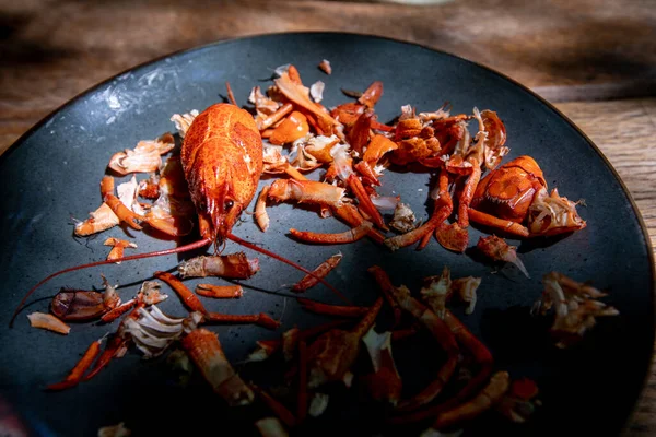 Birinin çoktan yediği kerevit parçaları.