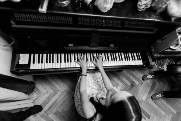Girl Plays Piano Sings Top View — Stock Photo, Image