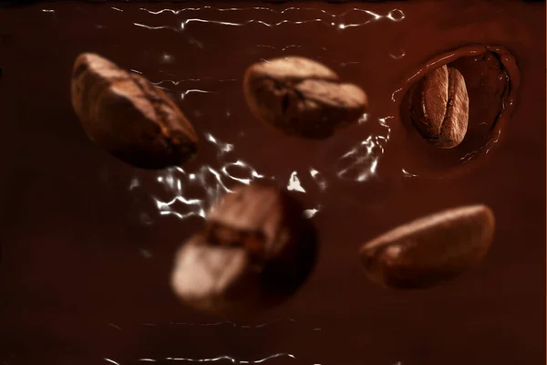 Rozprysk Espresso Palonymi Ziarnami Kawy — Zdjęcie stockowe