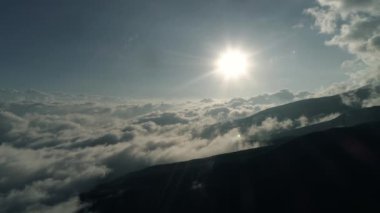 şehir ve dağ manzarası.