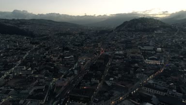 Şehir ve dağ manzarası. Gece