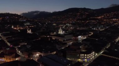 Şehir ve dağ manzarası. Gece