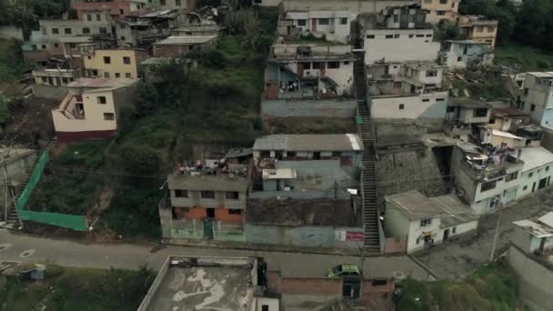 Vliegen over de stad Quito, Ecuador — Stockvideo