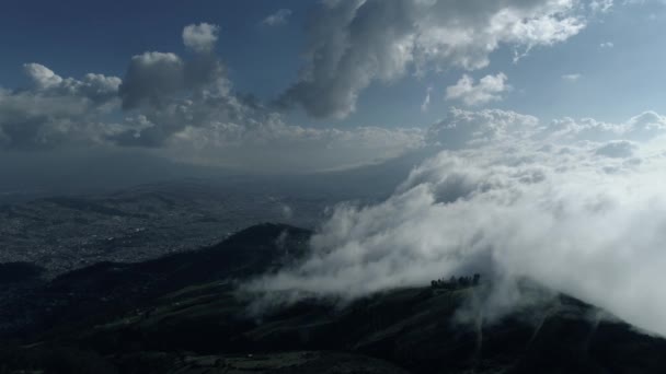 Vista de la ciudad y las montañas . — Vídeo de stock