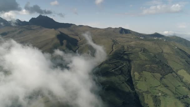 vue sur la ville et les montagnes .
