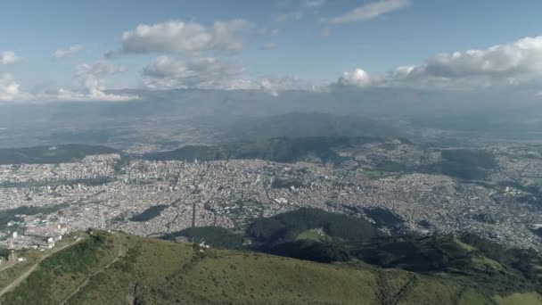 Uitzicht op de stad en de bergen. — Stockvideo