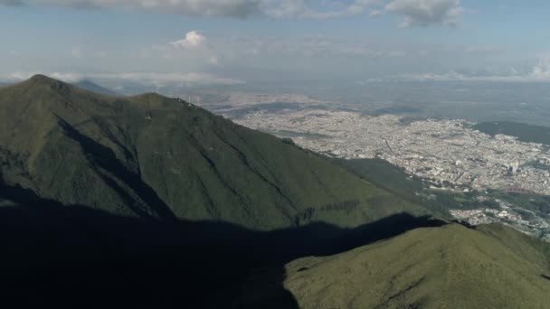 Vista de la ciudad y las montañas. Andes — Vídeos de Stock