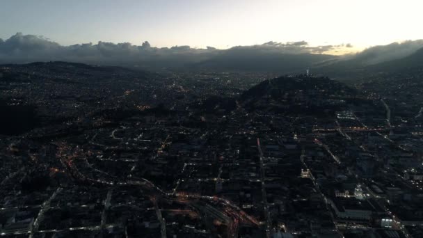 Vista sulla città e sulle montagne. Notte. — Video Stock