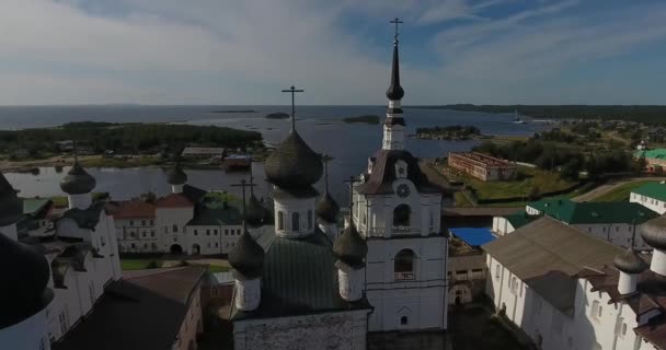 Widok na klasztor Monastyr od widok z lotu ptaka. Morza białego. Rosja, Arkhangelsk regionu — Wideo stockowe