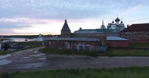 Blick auf das Solovki-Kloster aus der Vogelperspektive. Weißes Meer. russland, archangelsk region — Stockvideo