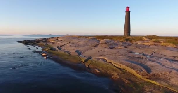 石の島の灯台の白い海 — ストック動画