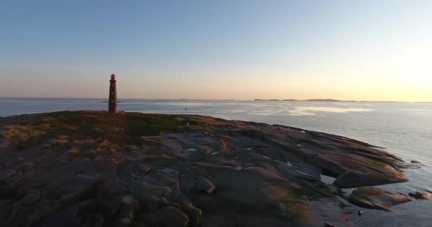 Deniz feneri, taş ada, beyaz deniz — Stok video