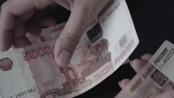 Rouble. De l'argent. Bill 5000. Compter l'argent . — Video