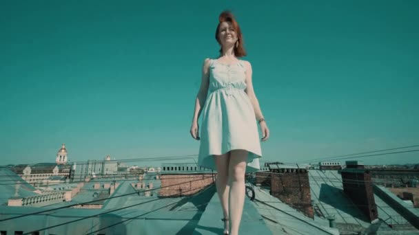 Žena na střeše — Stock video