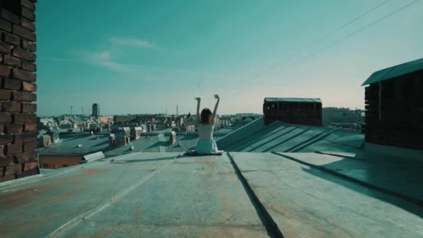 Woman sitting on the roof. — Stock Video