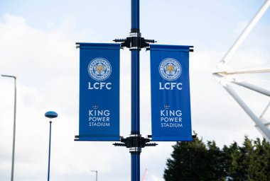 Leicester, Leicestershire / Uk - 15 Mart 2020: King Power Stadyumu önünde Leicester City futbol kulübü bayrağı