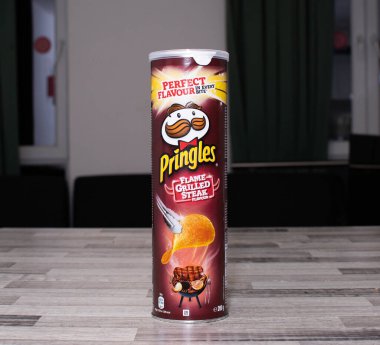 Leicester, Leicestershire / Uk - 29 Şubat 2020: Mutfak tezgahında ızgara biftek aromalı Pringles Crisps