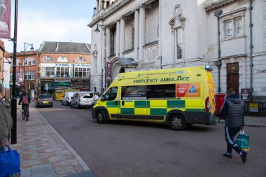 Leicester, Leicestershire / Uk - 29 Şubat 2020: Leicester şehir merkezinden geçen ambulans