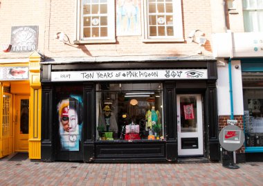 Leicester, Leicestershire / Uk - 29 Şubat 2020: 10 yıllık pembe güvercin vintage elbise ve eşya mağazası