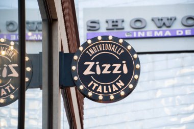 Leicester, Leicestershire / Uk - 15 Mart 2020: Zizzi popüler İtalyan restoran tabelası, High Cross Leicester şehir merkezinde izole edildi