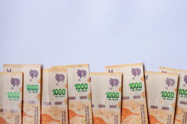 Beyaz arka planda Arjantin nakit parası 