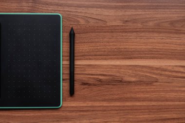 Ahşap sırtüstü kalemle grafiksel tablet