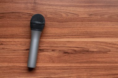 Tahta arka planda izole edilmiş karaoke söylemek için mikrofon