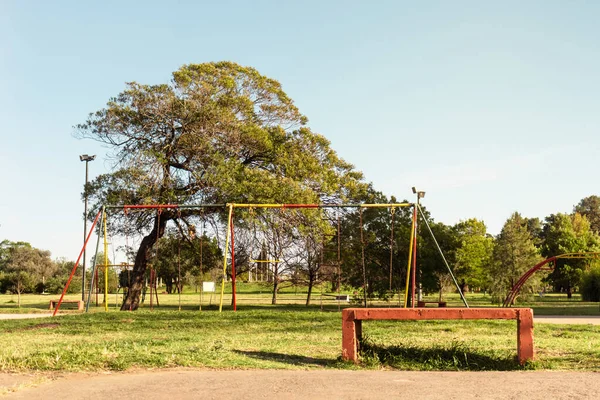 Banco Vacío Parque Público Con Juegos Para Niños Fondo — Foto de Stock