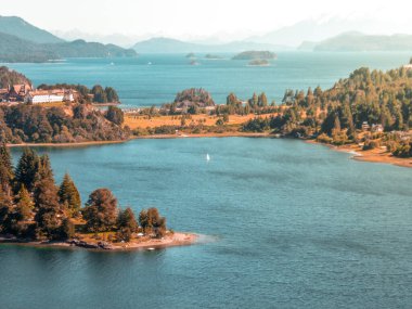 Moreno ve Nahuel Huapi 'nin arka planında yumuşak dağlar olan göllerinin manzarası. Bariloche, Patagonya, Arjantin.
