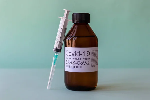 Covid Vakcina Kivehető Fecskendővel Puha Zöld Háttér Koncepció Gyógymód Globális — Stock Fotó