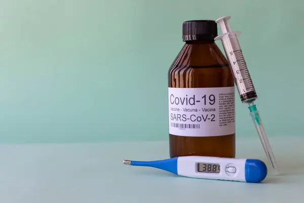 Covid Vaccin Med Descartable Spruta Och Digital Termometer Botemedel Mot — Stockfoto