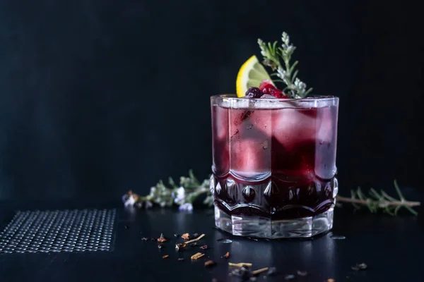 Cocktail Escuro Feito Com Vinho Tinto Bagas Com Alecrim Guarnição — Fotografia de Stock