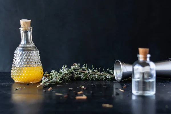 Olika Element För Cocktailtillagning Apelsinjuice Örter Och Jigger — Stockfoto