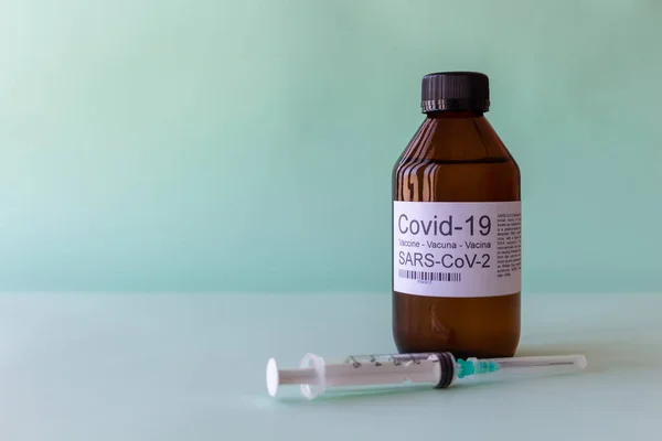 Covid Vakcína Descartable Injekční Stříkačkou Podlaze Měkké Zelené Pozadí Koncept — Stock fotografie