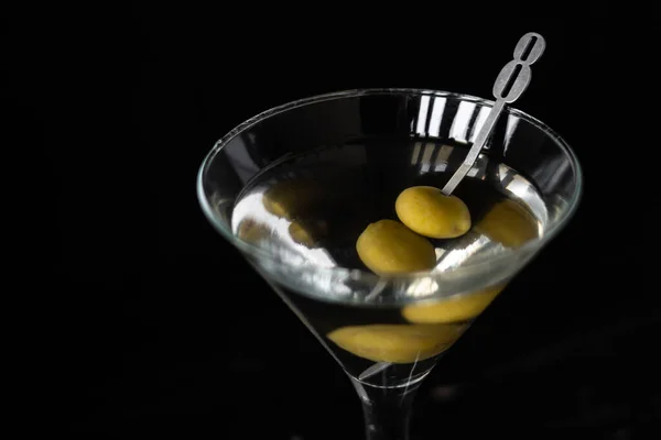 Klasyczny Koktajl Martini Dwoma Zielonymi Oliwkami Metalowym Kiju Zbliżenie Ciemnym — Zdjęcie stockowe
