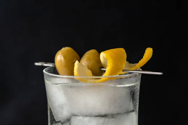 Martini Cocktail Glass Two Green Olives Lemon Garnish Metal Stick — Stock Photo, Image