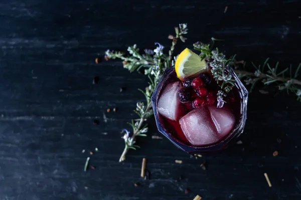 Cocktail Vinho Tinto Com Bagas Alecrim Guarnição Limão Vista Superior — Fotografia de Stock