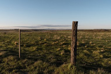 Kırsal çit, kırsal kesimin ortasındaki kablolardan yapılmış..