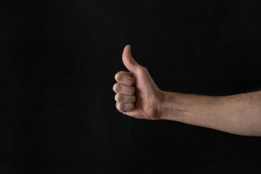 Adamın el çabukluğu, onay kavramı. Siyah arkaplanda izole.