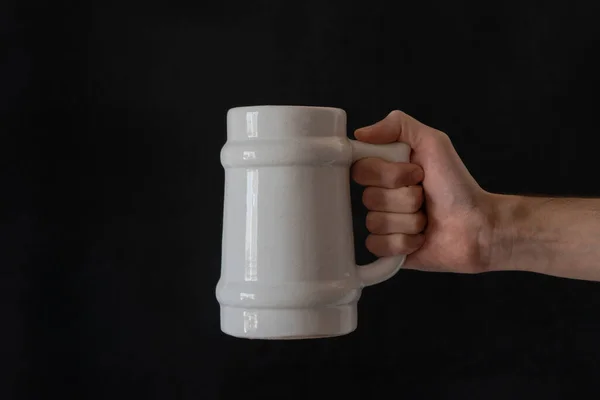 Man Hand Holding White Ceramic Beer Mug Isolated Black Background — Stock Photo, Image