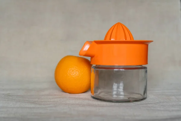 Manuell Juicemaskin Tillverkad Plast Och Glas Med Orange Mjuk Beige — Stockfoto