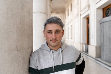 20 'li yaşlarının ortasında bir öğrenci devlet üniversitesinin girişinde duruyor..