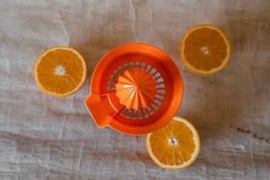 Portakal sıkacağı ikiye bölünmüş. Üst görünüm.