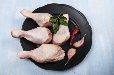 Sarımsak, biber ve maydanoz ile siyah bir plaka üzerinde soğuk tavuk baget.